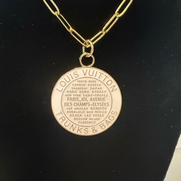 Louis Vuitton Gold Trunks & Bags Pendant - Picture 4 of 11